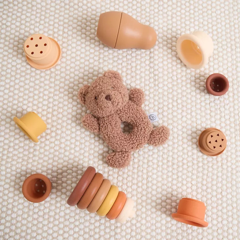 Barškutis meškiukas rudos spalvos su skylute pilvuke