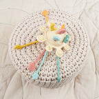 Montessori veiklos žaislas - silikoninė planeta, geltonos spalvos su tampomis spalvotomis dalimis