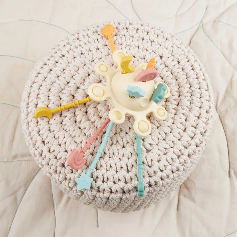 Montessori veiklos žaislas - silikoninė planeta, geltonos spalvos su tampomis spalvotomis dalimis